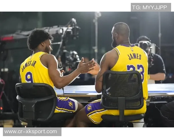 詹姆斯与儿子布朗尼打高尔夫分享珍贵亲子时光感悟人生乐趣