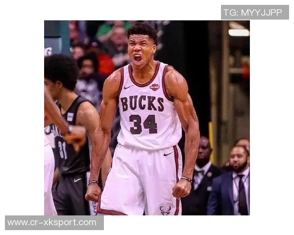 字母哥身穿43号球衣训练双臂肌肉线条惊艳全场引发热议