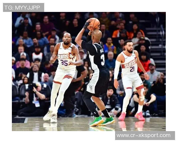 布克手感低迷却助攻频频半场仅得6分4失误展现团队配合 布克手感低迷却助攻频频半场仅得6分4失误展现团队配合