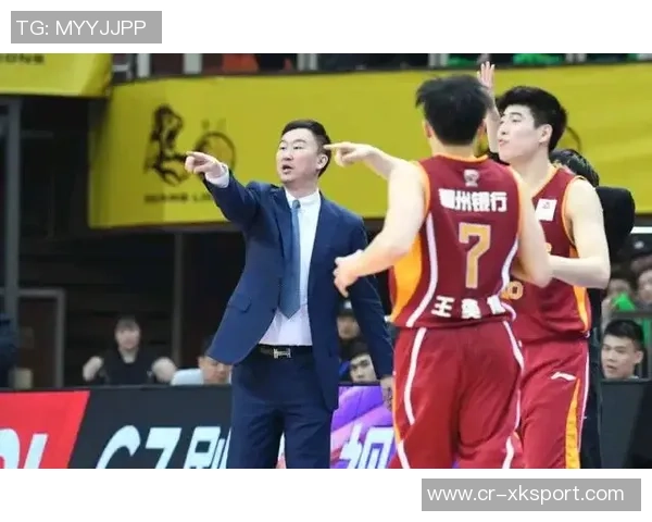 杨鸣与杜锋赛后微笑拥抱展现对输球的坦然态度