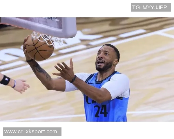 鲍威尔上半场表现稳定6投3中三分球命中率高达66贡献11分2篮板3助攻